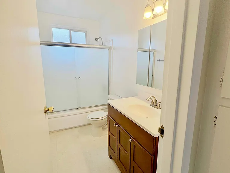 642 N. Hayworth Ave. — Photo 5