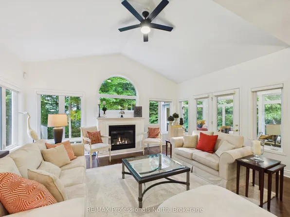 42 Springwood Cres, Gravenhurst, ON P1P 1Y8