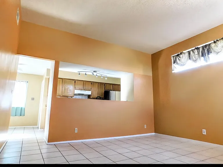 1655 Greenview Way NE — Photo 4