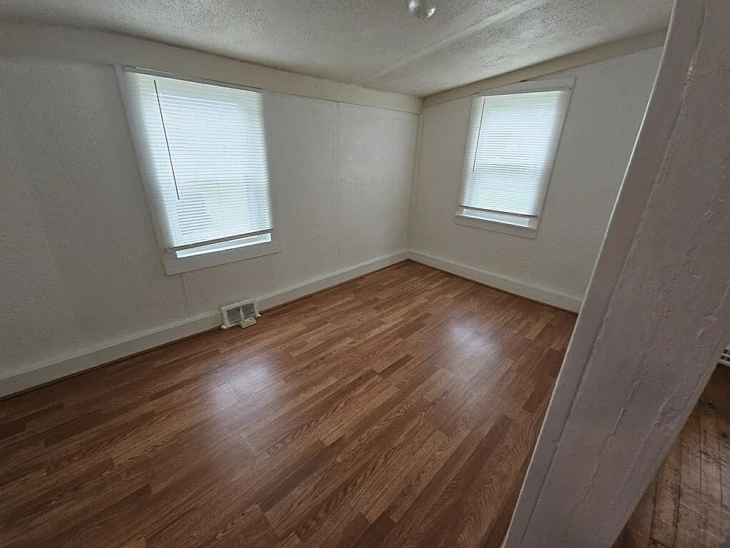 2 bed, 1200 sqft, $1,600 — Photo 4