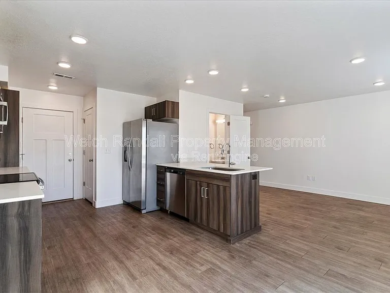 1177 W Shady Brook Ln #4 — Photo 6