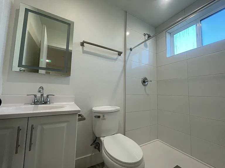 1532 W 37th St #6 — Photo 24