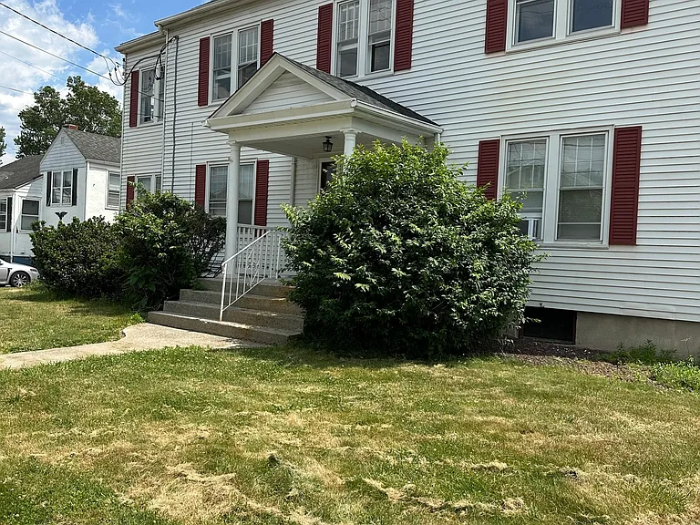 219 Jordan Ln — Photo 1