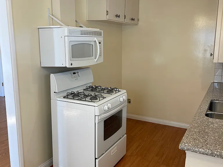 404 W Windsor Rd #B — Photo 7