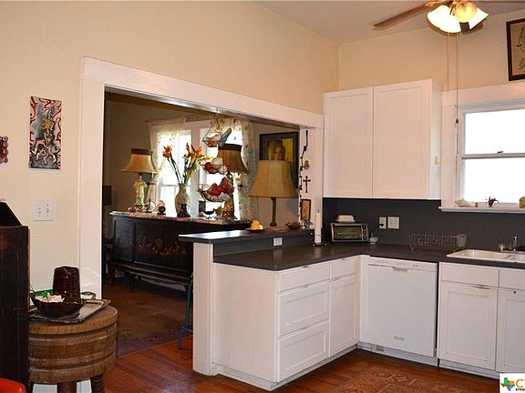 4th image of 724 Bois Darc St