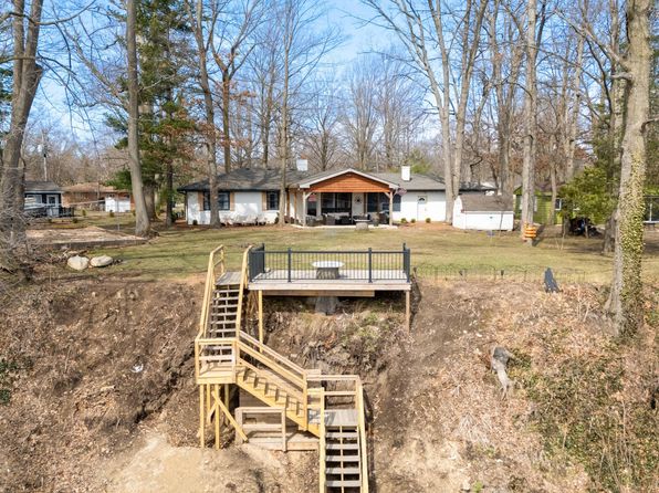 320 Fisher Ct, Berrien Springs, MI 49103