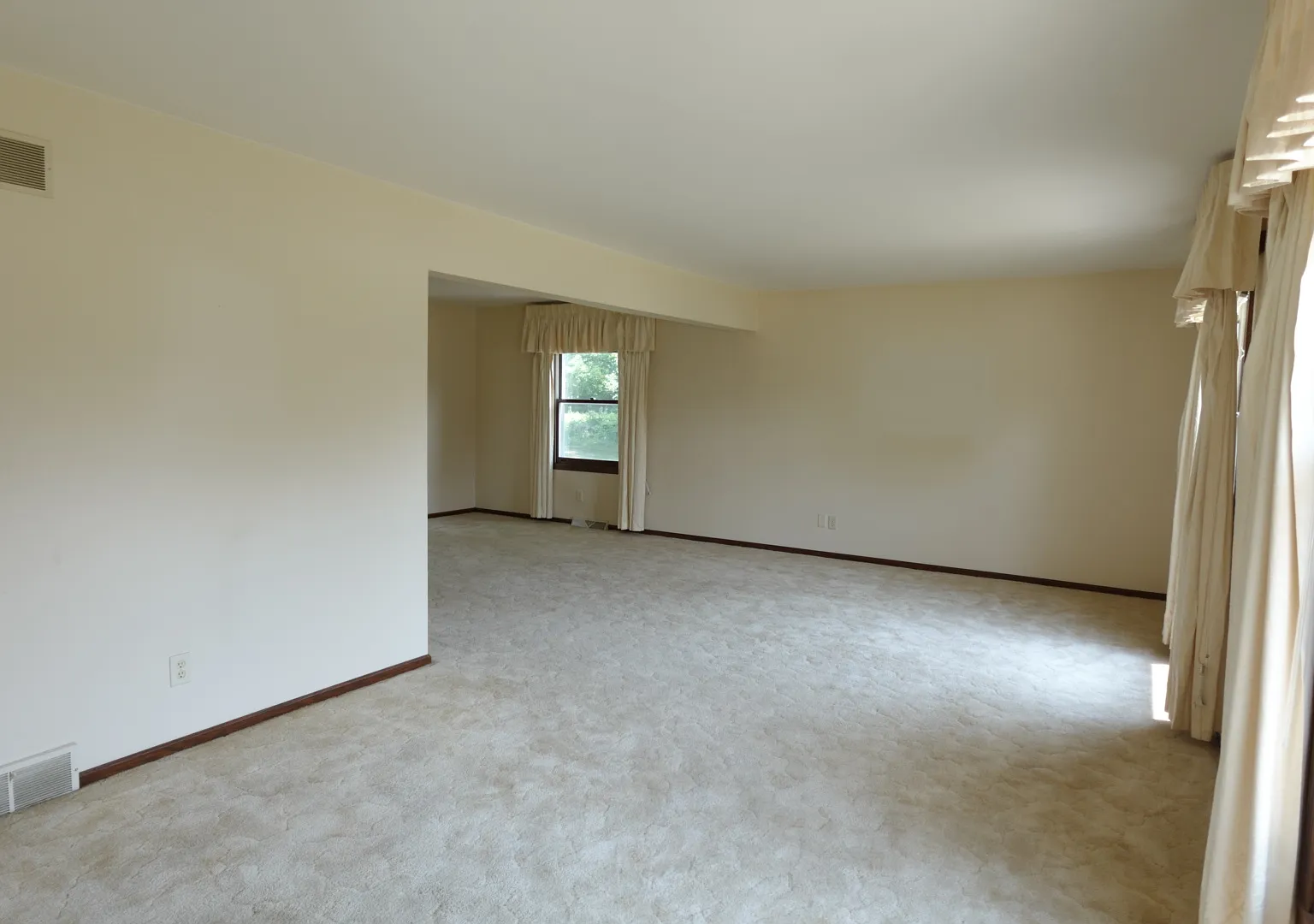 4 bed, 2.5 bath, 2196 sqft, $3,200 — Photo 2