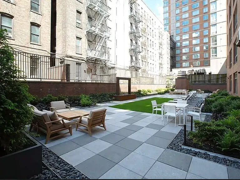 311 W 50th St #2E — Photo 8