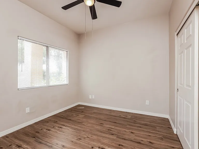 1534 W Churchill Pl — Photo 13