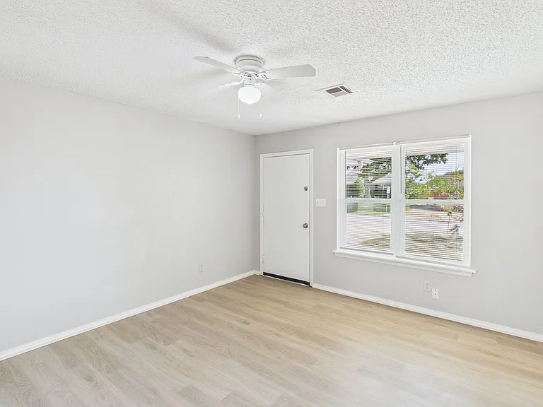 324 NW Compass Dr — Photo 7