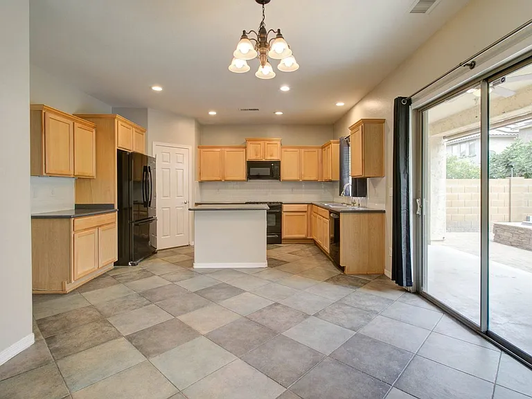 2143 W Marconi Ave — Photo 17
