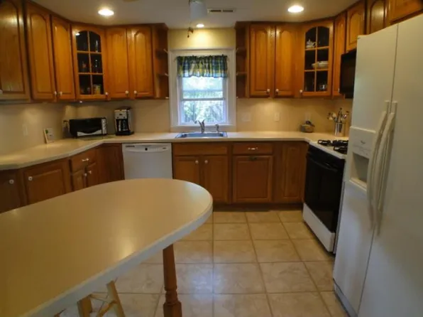 27 Second St, Flagtown, NJ 08821