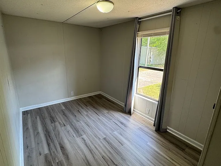 707 Francis St E — Photo 11