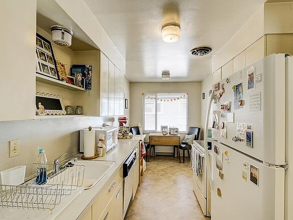 Eat-in area in extra large 18 ft long kitchen can also be private home office. Self-cleaning glass top oven, dishwasher, oversized refrigerator/freezer