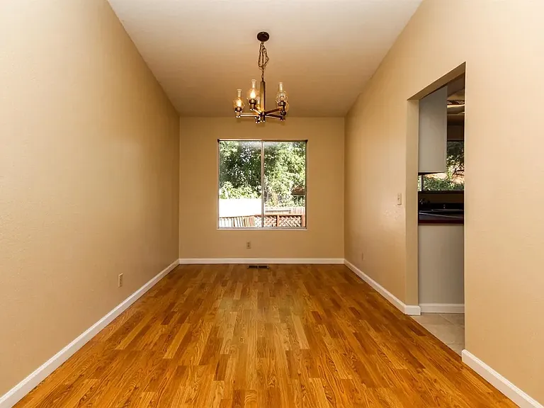 137 Edinburgh Way — Photo 8