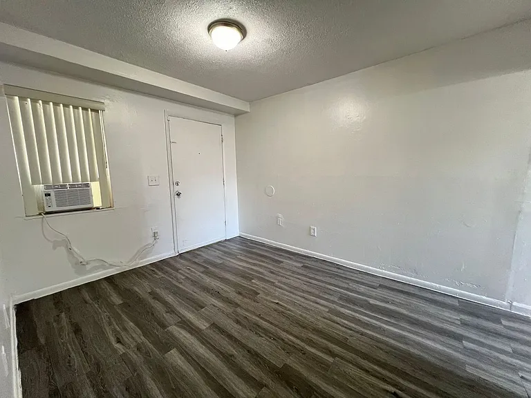 St George Apartments — Photo 30