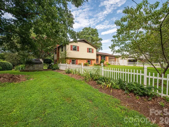 1369 Chancellor Dr, Claremont, NC 28610