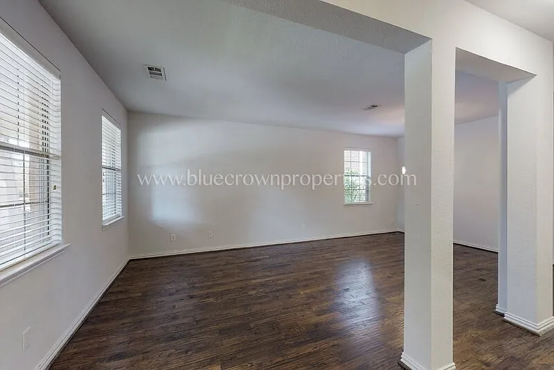 4 bed, 2.5 bath, 2593 sqft, $2,500 — Photo 4