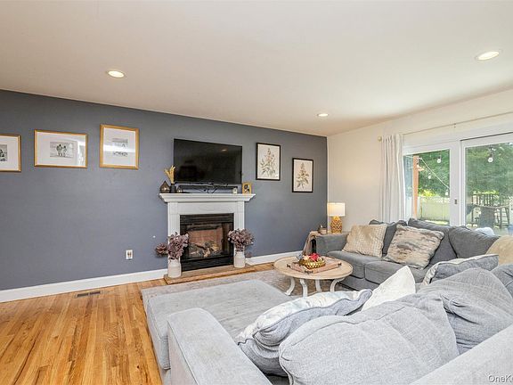 5th image of 136 Mills Pond Road
