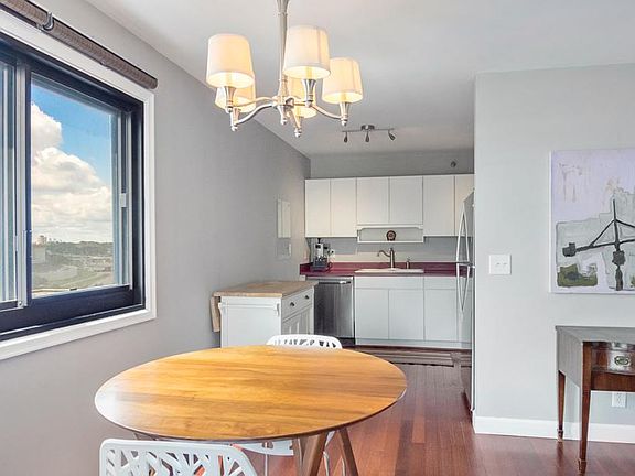 4th image of 26 10th St W Unit 1301