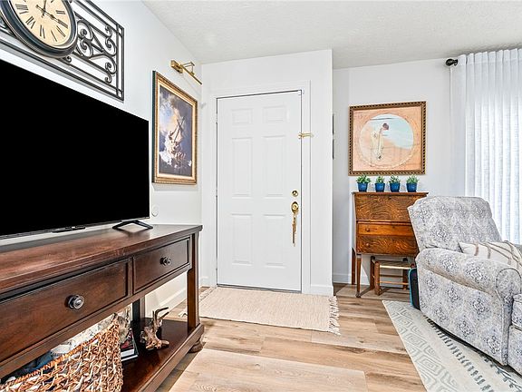 4th image of 809 N Hills Dr