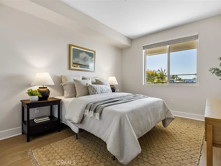 401 W Grand Ave #202 — Photo 24