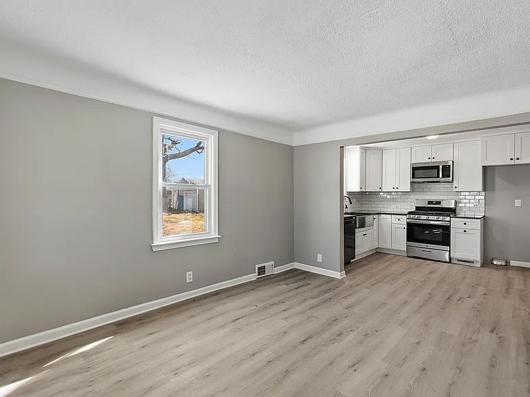 411 W Bernhard Ave — Photo 6