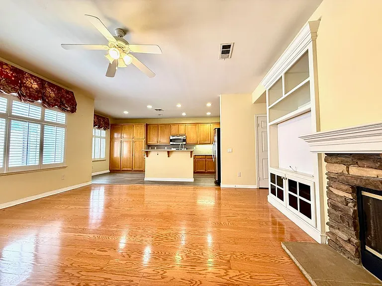 1319 Jacaranda Cir — Photo 6
