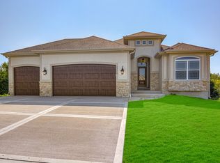 23005 S Creekview Dr, Peculiar, MO 64078