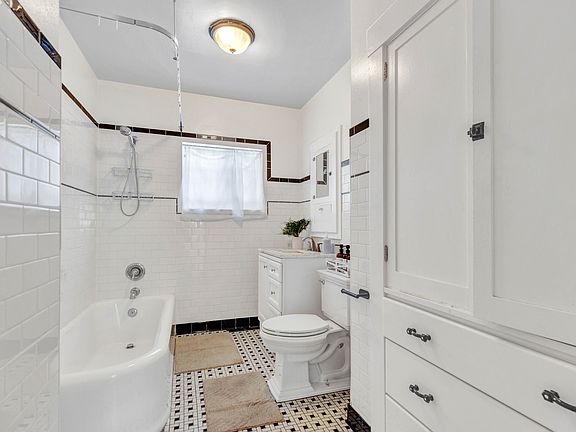 3rd image of 1524 Sutter St
