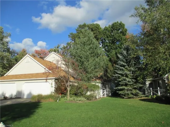 691 Hunters Trl, Akron, OH 44313
