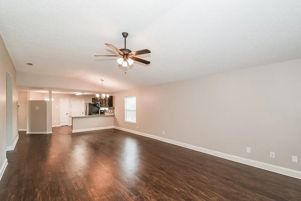 3 bed, 2.0 bath, 1630 sqft, $2,030 — Photo 4