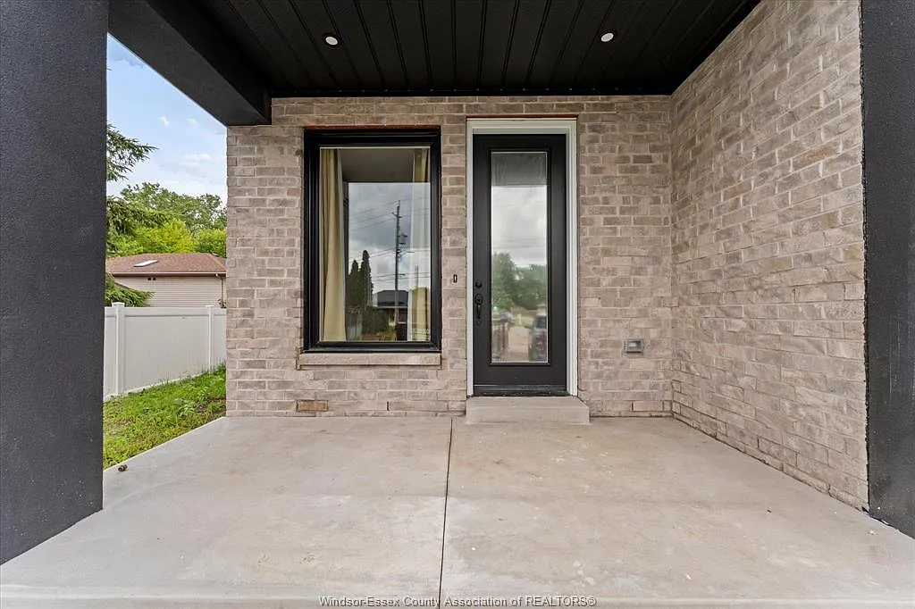 2 bed, 886 sqft, $2,100 — Photo 2
