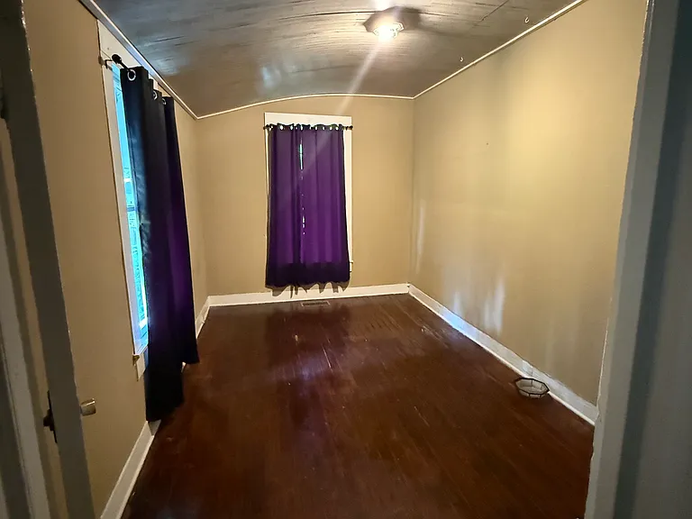 214 Yeates St — Photo 13