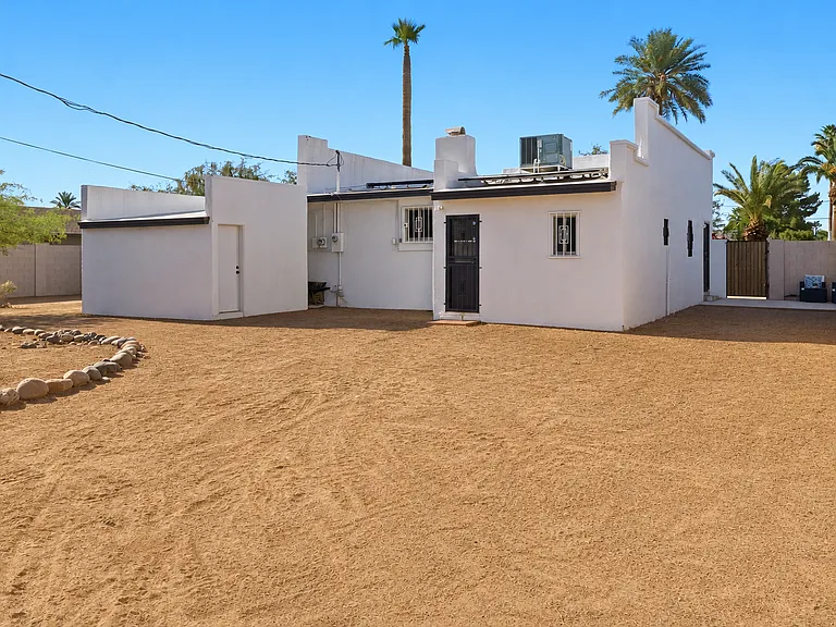 2241 E Harvard St — Photo 20