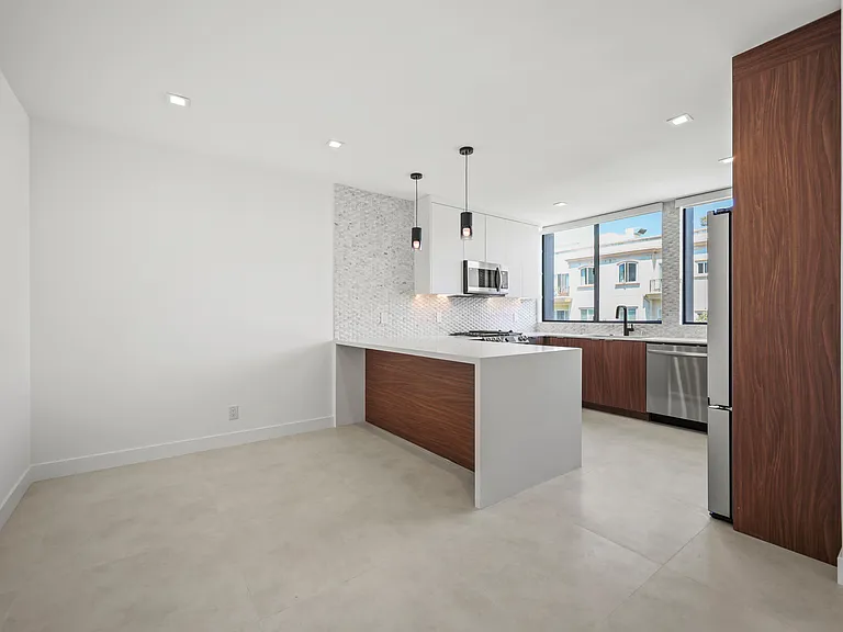 137 S Maple Dr #301 — Photo 2