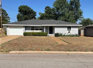 208 N 3rd St, Weatherford, OK 73096