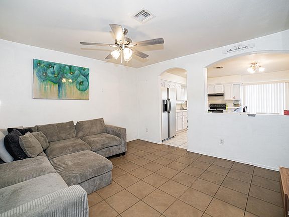 4th image of 555 N Figueroa Dr