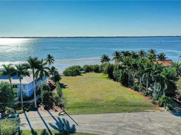 2080 Macadamia St, Saint James City, FL 33956