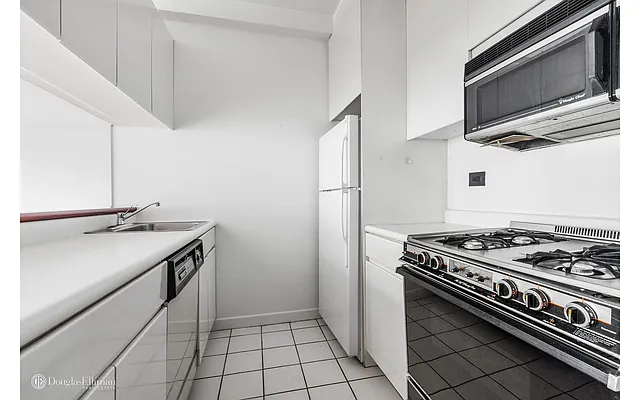 Rented by Douglas Elliman | media 15