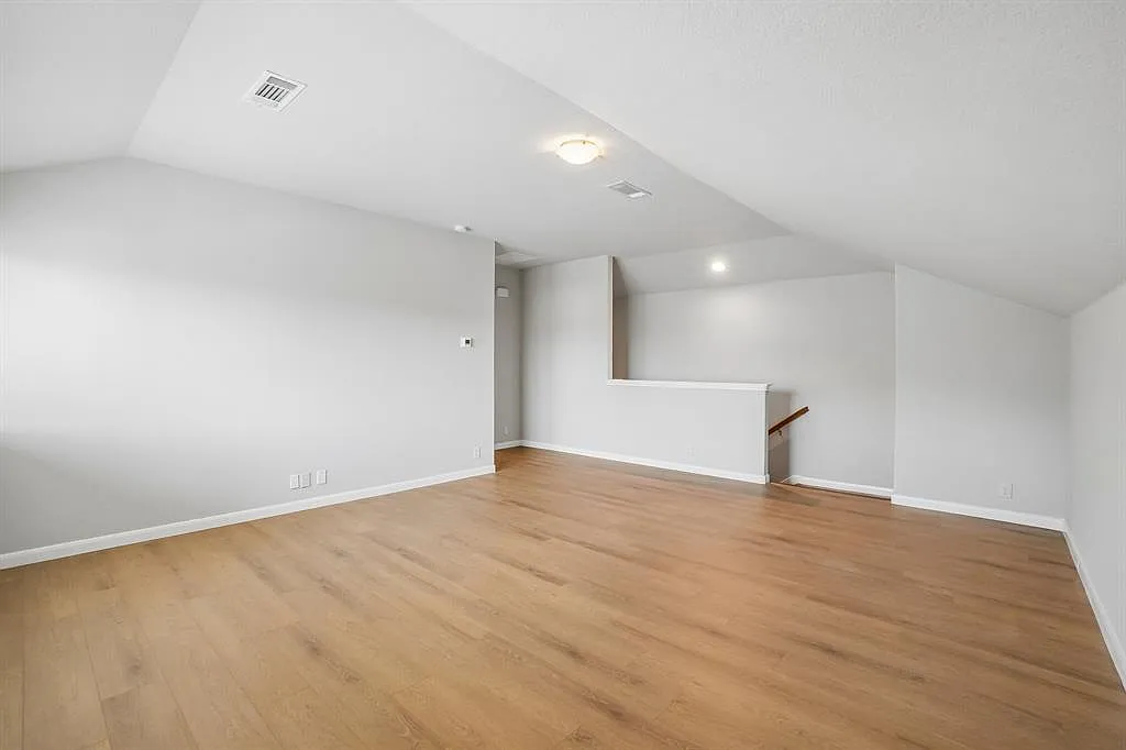 4 bed, 2341 sqft, $2,599 — Photo 4