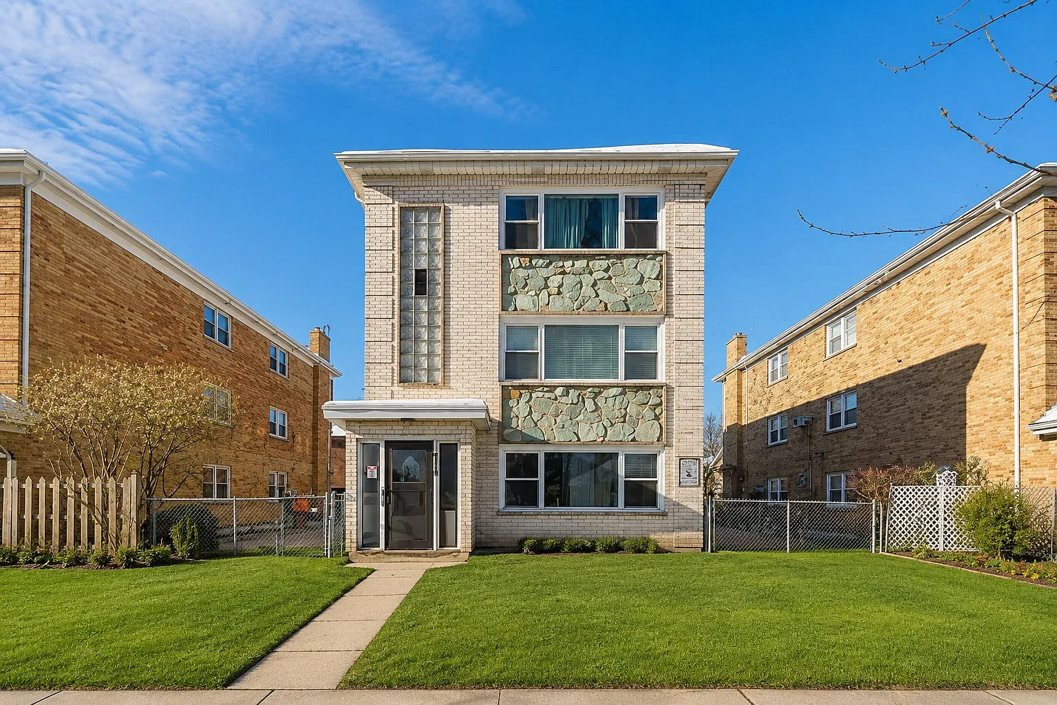 3 bed, 1800 sqft, $1,900 — Photo 1