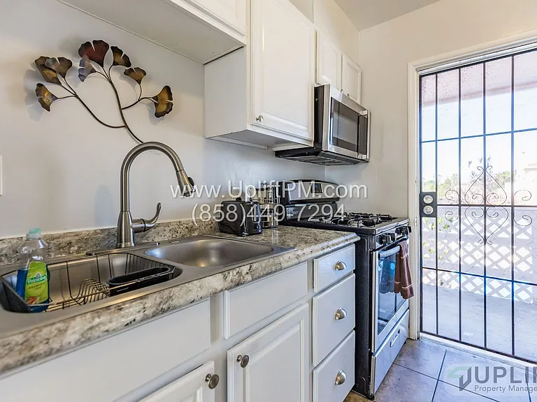 4833 Castle Ave — Photo 10