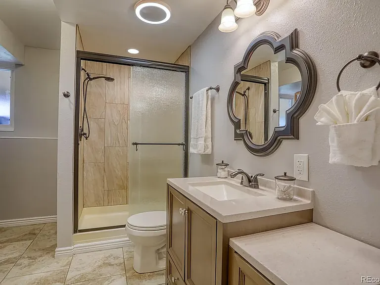 881 S Chestnut St — Photo 13