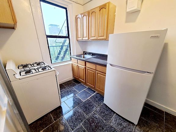 2nd image of 2114 Daly Ave #4P