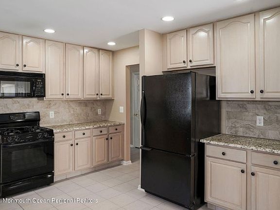 5th image of 9 Baltusrol Dr