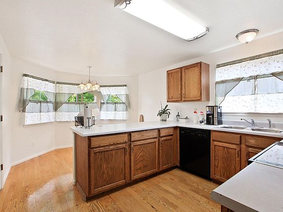 Eating area next to the kitchen