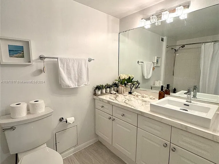 2301 Collins Ave #619 — Photo 5