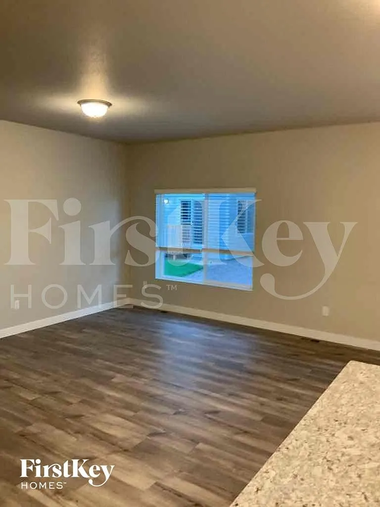 3 bed, 2.5 bath, 1652 sqft, $2,215 — Photo 3