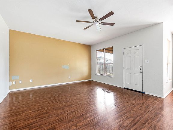 5th image of 410 Crosby Village Dr